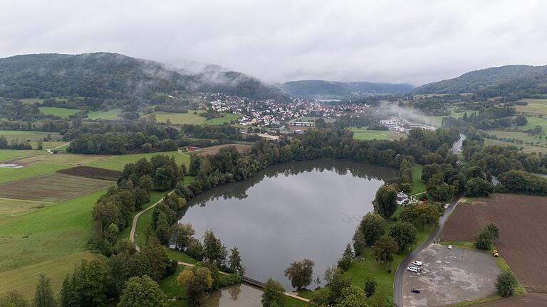 Suche nach vermisster Frau im Nürnberger Land       -  Die vermisste Frau aus Pommelsbrunn wird nun im Happurger Baggersee gesucht.