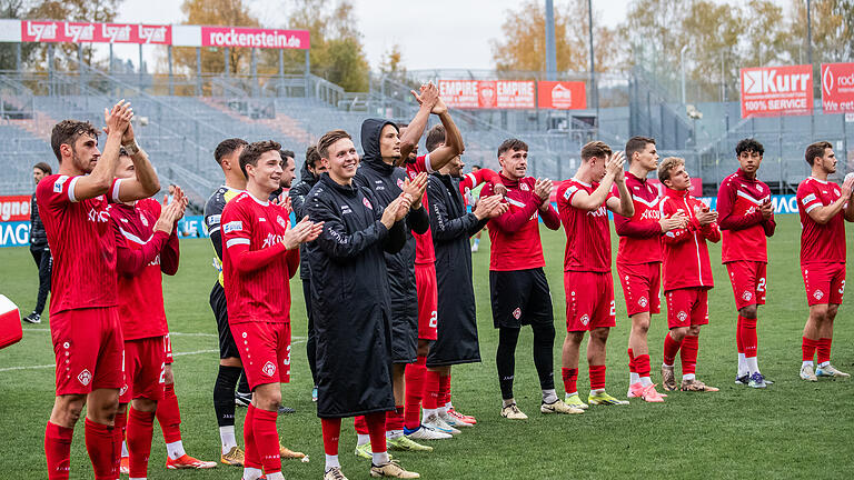 Erst wacklig, am Ende souverän: die Würzburger Kickers siegen zum Rückrundenauftakt gegen das Schlusslicht am Samstag 02.11.24 in der AKON Arena.
Mit 3:0 besiegen die Würzburger Kickers den Tabellenletzten Türkgücü München. Trotzdem sieht auch Trainer Martin Lanig noch viel Arbeit vor sich.