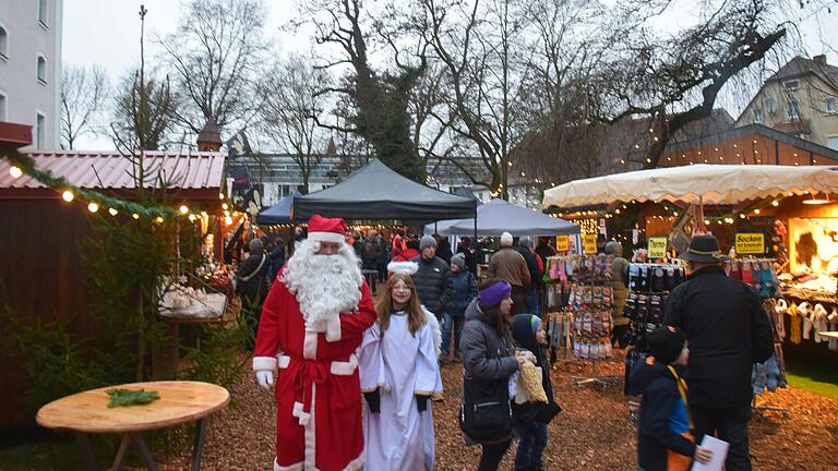 Der Weihnachtsmann und das Christkind mischten sich unter die Weihnachtsmarkt-Besucher in Uffenheim.