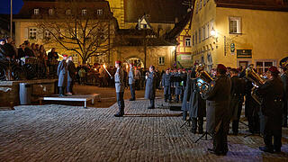 Bundeswehr lädt ein zur Indienststellung und Verleihung des Beinamens 'Mainfranken' an das schwere Logistikbataiollon 467.
Das Heeresmusikkorps Veitshöchheim spielt eine Serenade auf dem Marktplatz in Volkach.