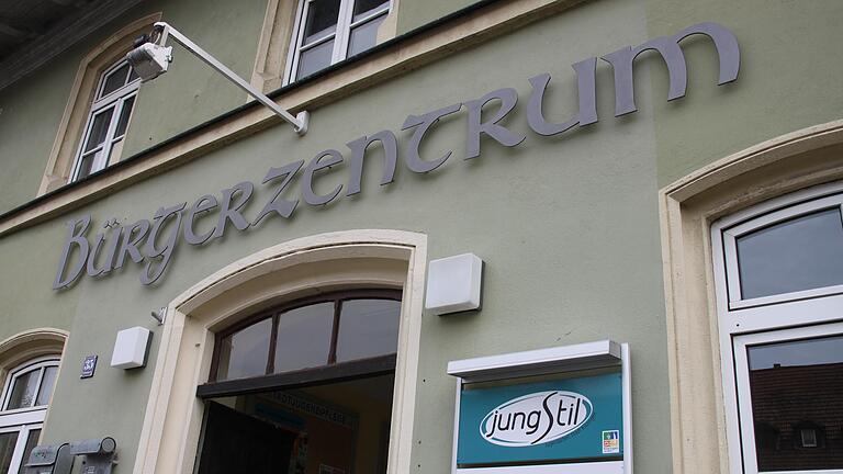 Ihre ehemalige Bleibe im Bürgerzentrum hat die Kitzinger Stadtjugendpflege verlassen. Sie wartet nun in der provisorischen Unterkunft im Stadtteilzentrum in der Siedlung auf einen Neubau. Ihre ehemalige Bleibe im Bürgerzentrum hat die Kitzinger Stadtjugendpflege verlassen. Sie wartet nun in der provisorischen Unterkunft im Stadtteilzentrum in der Siedlung auf einen Neubau.