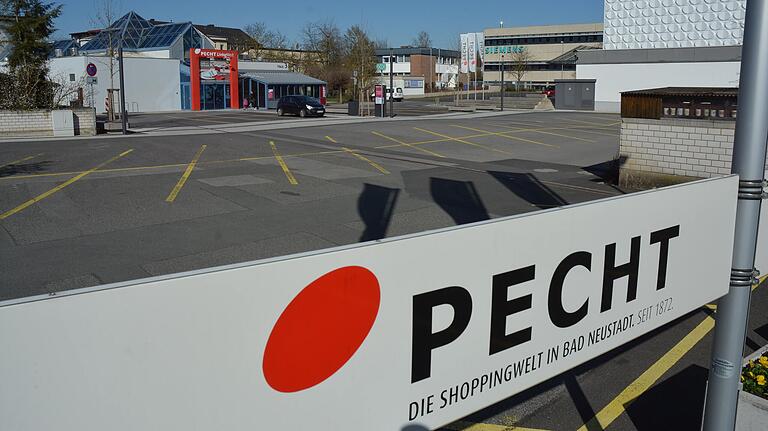 Ungewohntes Bild an einem Werktag. Der Parkplatz der Pecht Shoppingwelt ist wie leer gefegt. Ungewohntes Bild an einem Werktag. Der Parkplatz der Pecht Shoppingwelt ist wie leer gefegt.
