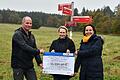 Ulrike Schade (rechts) und Nadja Thürbeck von der Thüringer Verwaltung des Unesco-Biosphärenreservats Rhön übergaben den symbolischen Scheck an Heiko Fuchs vom Verein für Heimatpflege, Wandern und Wintersport Ellenbogen.       -  Ulrike Schade (rechts) und Nadja Thürbeck von der Thüringer Verwaltung des Unesco-Biosphärenreservats Rhön übergaben den symbolischen Scheck an Heiko Fuchs vom Verein für Heimatpflege, Wandern und Wintersport Ellenbogen.