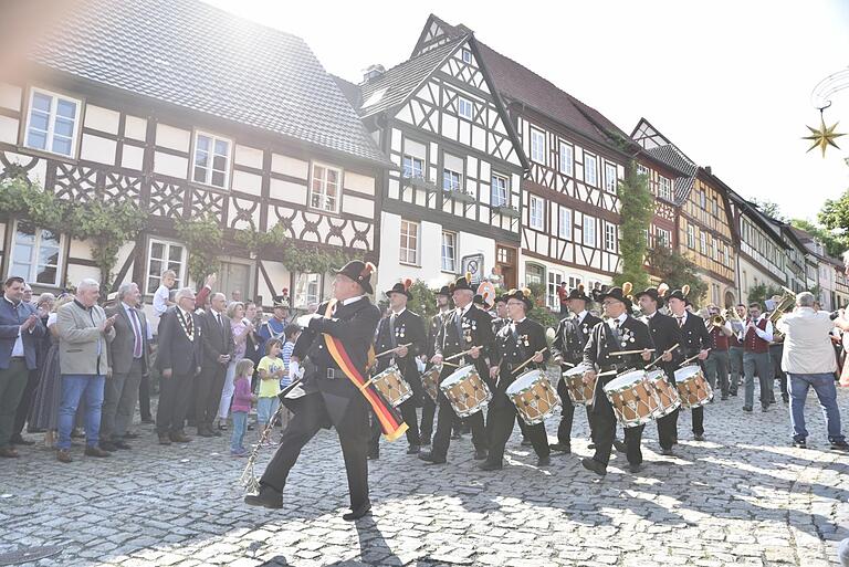 Im Gleichschritt über Salzmarkt: Tambourmajor Erich Barfuß und seine Trommler von der Bürgerwehr Königsberg. (Archivbild) Im Gleichschritt über Salzmarkt: Tambourmajor Erich Barfuß und seine Trommler von der Bürgerwehr Königsberg. (Archivbild)