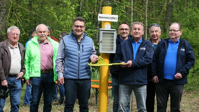 Uwe Sieber von den Gaubahnfreunden (dritter von rechts) überreicht dem Auber Bürgermeister Roman Menth (dritter von links) einen Hemmschuh. Mit dabei: Gaubahnfreunde und ehemalige Bahnbedienstete.