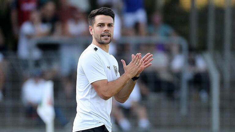 Trainer Victor Kleinhenz (FC 05 Schweinfurt) hofft auf einen Sieg seiner Mannschaft im Auswärtsspiel gegen den FC Augsburg II. Trainer Victor Kleinhenz (FC 05 Schweinfurt) hofft auf einen Sieg seiner Mannschaft im Auswärtsspiel gegen den FC Augsburg II.