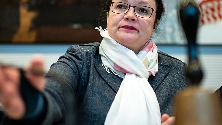 Sitzungen der Bundestagsfraktionen - Andrea Nahles mag es nicht gelingen, ihre Partei in ruhigere Fahrwasser zu manövrieren. Sitzungen der Bundestagsfraktionen - Andrea Nahles mag es nicht gelingen, ihre Partei in ruhigere Fahrwasser zu manövrieren.