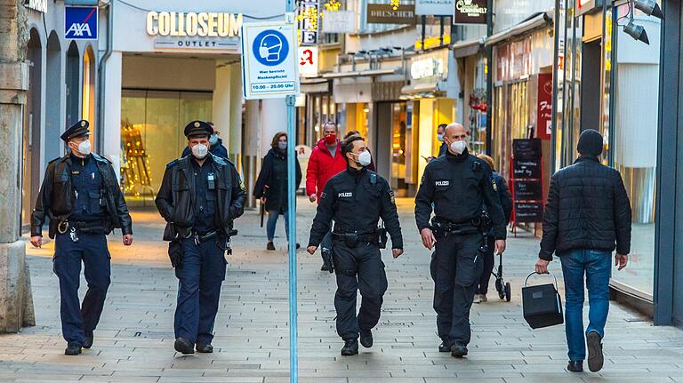 Kontrollaktion der Polizei in der Schweinfurter Innenstadt. Durch die Corona-Pandemie musste die Polizei sich unter anderem verstärkt um das Thema Einhaltung der Kontaktbeschränkungen kümmern. Kontrollaktion der Polizei in der Schweinfurter Innenstadt. Durch die Corona-Pandemie musste die Polizei sich unter anderem verstärkt um das Thema Einhaltung der Kontaktbeschränkungen kümmern.
