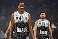 Hängende Köpfe in Berlin: Will Buford (links) und Nano Parodi (rechts) von s.Oliver Würzburg mussten sich beim amtierenden deutschen Meister Alba Berlin deutlich geschlagen geben.