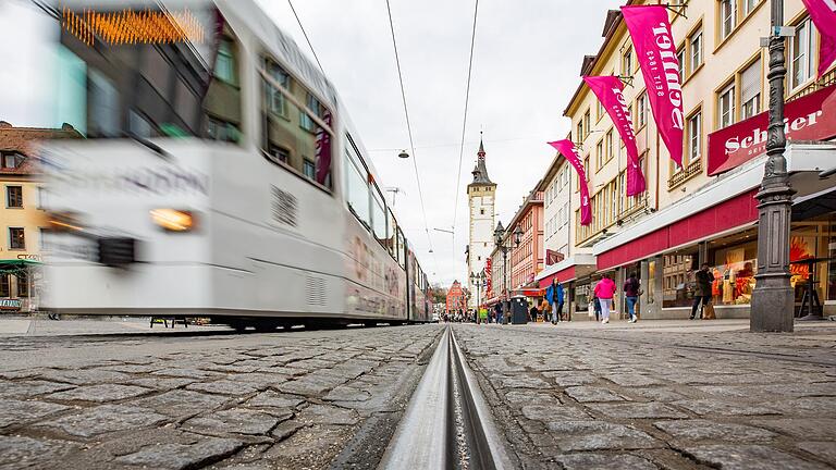 Kostenlos Straßenbahn fahren statt kostenlos Parken: Mit dieser Argument werben die Befürtworter der Bewirtschaftung der Talavera in Würzburg.