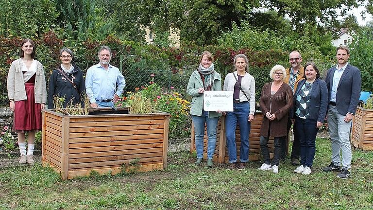 Über das Regionalbudget wird auch der neue Mehrgenerationen-Gemeinschafts-Waldgarten in Mellrichstadt gefördert. Die Vertreter der vier Allianzen im Landkreis Rhön-Grabfeld gaben vor Ort den Startschuss für das Förderprogramm 2025. Mit dabei auch Vertreter des Mellrichstädter Obst- und Gartenbauvereins als Initiatoren des Projekts (links). Über das Regionalbudget wird auch der neue Mehrgenerationen-Gemeinschafts-Waldgarten in Mellrichstadt gefördert. Die Vertreter der vier Allianzen im Landkreis Rhön-Grabfeld gaben vor Ort den Startschuss für das Förderprogramm 2025. Mit dabei auch Vertreter des Mellrichstädter Obst- und Gartenbauvereins als Initiatoren des Projekts (links).
