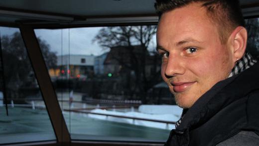 Gute Laune: Jan Severin, Kapitän des Flusskreuzfahrtschiffs A-Rosa Silva, übt sich in Geduld, bis er Schweinfurt wieder verlassen kann.