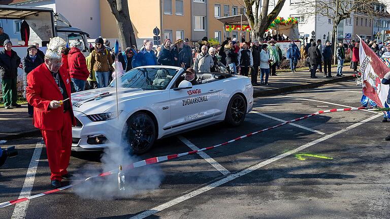 Wenn Zugmarschall Gerhard Reisch am Faschingsdienstag um 13 Uhr seine Rakete zündet, ist das am Spitalseeplatz das Startsignal für den Faschingszug. Wenn Zugmarschall Gerhard Reisch am Faschingsdienstag um 13 Uhr seine Rakete zündet, ist das am Spitalseeplatz das Startsignal für den Faschingszug.