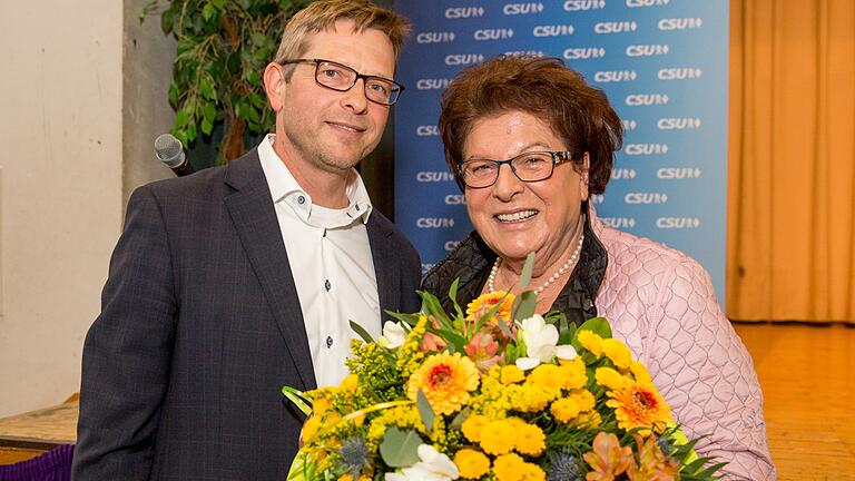 Oliver Jörg gratuliert der neuen Ehren-Vorsitzenden der Würzburger CSU, Barbara Stamm. Oliver Jörg gratuliert der neuen Ehren-Vorsitzenden der Würzburger CSU, Barbara Stamm. 