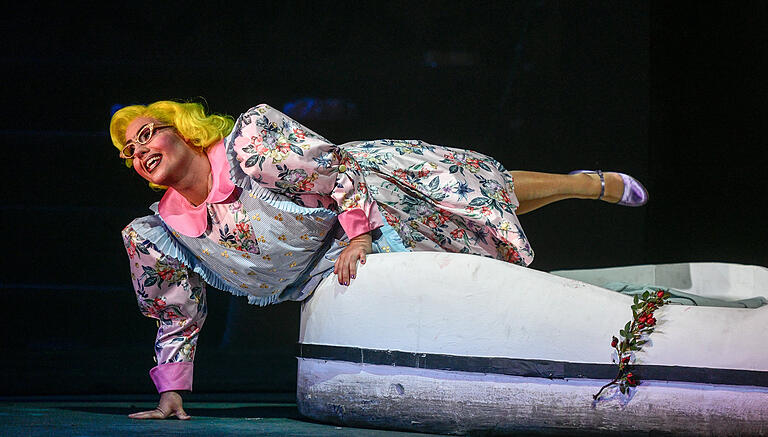 Wunderbar witzig: Mathew Habib als Knusperhexe in der Oper 'Hänsel und Gretel'. Wunderbar witzig: Mathew Habib als Knusperhexe in der Oper 'Hänsel und Gretel'.