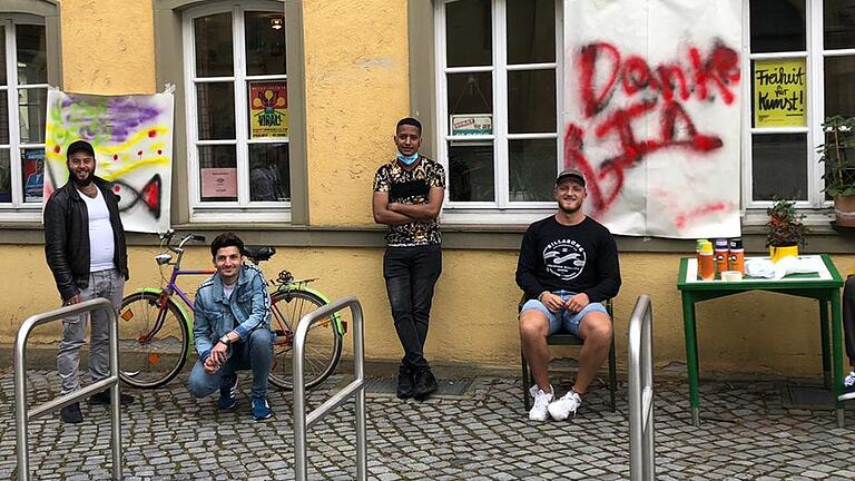 Die 'Young Gents', hier ein Teil der Gruppe, sprangen ein, als es mit Beginn des ersten Lockdowns bei der Tafel personell sehr eng wurde. Die jungen Männer packten nicht nur mit an, sondern gewannen auch viele neue Helferinnen und Helfer für die Tafel. Dafür erhielten sie den Sonderpreis des Bayerischen Diakoniewettbewerbes 2020. Die 'Young Gents', hier ein Teil der Gruppe, sprangen ein, als es mit Beginn des ersten Lockdowns bei der Tafel personell sehr eng wurde. Die jungen Männer packten nicht nur mit an, sondern gewannen auch viele neue Helferinnen und Helfer für die Tafel. Dafür erhielten sie den Sonderpreis des Bayerischen Diakoniewettbewerbes 2020.