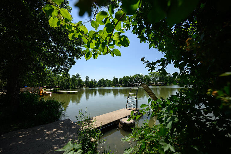Der Badesee in Sulzfeld hat etliche Spielgeräte am Wasser und an Land. Der Badesee in Sulzfeld hat etliche Spielgeräte am Wasser und an Land. 