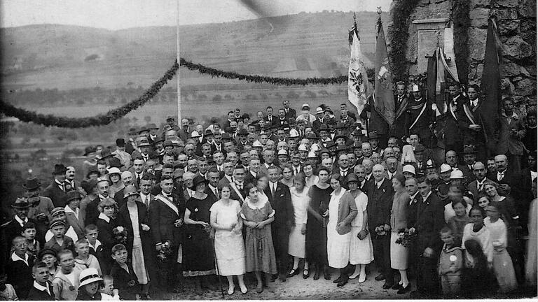 Im August 1925 feierten die Tuberania mit Mitgliedern und Freunden am Bismarckturm ihr 40-jähiges Bestehen Im August 1925 feierten die Tuberania mit Mitgliedern und Freunden am Bismarckturm ihr 40-jähiges Bestehen