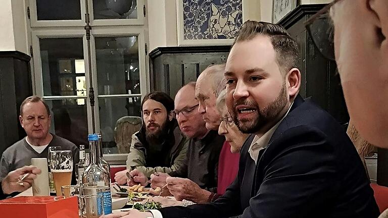 Bundestagsabgeordneter Markus Hümpfer beim Wirthaus- Stammtisch des SPD-Ortsverbandes im Gasthaus Fränkischer Hof.