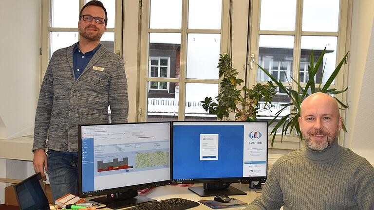EDV-Chef Mike Mancik (rechst) hat den Umstieg auf Sormas maßgeblich umgesetzt, unterstützt durch Mitarbeiter des Gesundheitsamts, auf dem Bild vertreten durch Dr. Jan Allmanritter, Leiter des Gesundheitsamts. EDV-Chef Mike Mancik (rechst) hat den Umstieg auf Sormas maßgeblich umgesetzt, unterstützt durch Mitarbeiter des Gesundheitsamts, auf dem Bild vertreten durch Dr. Jan Allmanritter, Leiter des Gesundheitsamts.