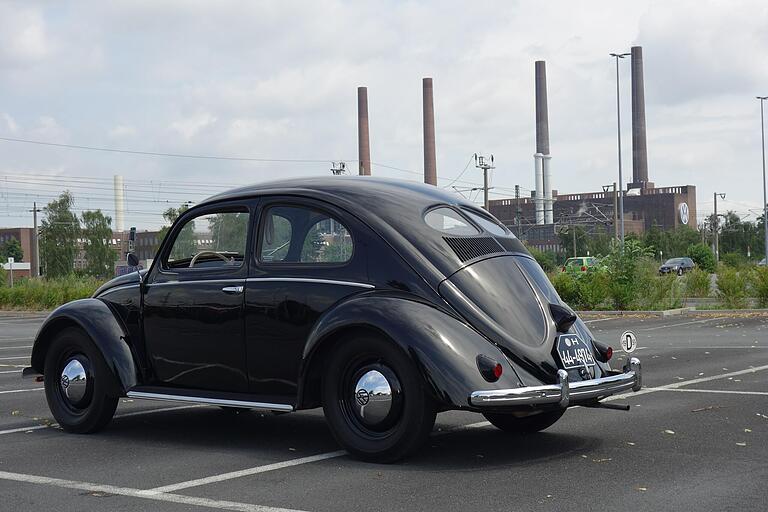Hochreins Käfer mit Originalnummernschildern vor dem VW-Werk 2 in Wolfsburg. Die Reise in den Norden anlässlich seines '70-Jährigen' schaffte der 25 PS starke VW problemlos. Hochreins Käfer mit Originalnummernschildern vor dem VW-Werk 2 in Wolfsburg. Die Reise in den Norden anlässlich seines '70-Jährigen' schaffte der 25 PS starke VW problemlos.