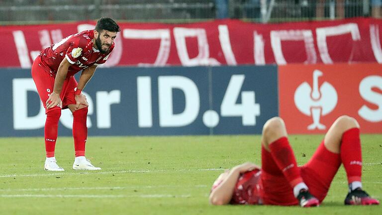 Enttäuschung über das dritte 0:1 in Serie: die Kickers-Akteur Fanol Perdedaj und Tobias Kraulich nach dem Pokal-Aus gegen den SC Freiburg. Enttäuschung über das dritte 0:1 in Serie: die Kickers-Akteur Fanol Perdedaj und Tobias Kraulich nach dem Pokal-Aus gegen den SC Freiburg.