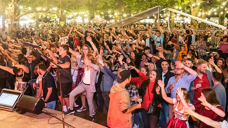 Ob auch 2022 wieder so ausgelassen gefeiert werden kann, wie auf diesem Archivbild von 2019 beim Volkacher Weinfest? Ob auch 2022 wieder so ausgelassen gefeiert werden kann, wie auf diesem Archivbild von 2019 beim Volkacher Weinfest?