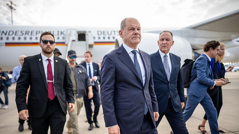 Bundeskanzler Scholz.jpeg       -  Bundeskanzler Olaf Scholz (SPD, M) kommt zum Solidaritätsbesuch in Israel an.