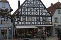 Das Blumenhaus Engel am Marktplatz in Gerolzhofen vor knapp einem Jahr, mit Auslagen vor der Tür. Im Erdgeschoss des Fachwerkgebäudes wird im Februar ein thüringisches Unternehmen einen Blumenladen eröffnen.