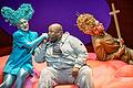 Er ist der Dreh- und Angelpunkt des neuen Würzburger 'Falstaff': Siyabulela Ntlale, hier mit Barbara Schöller und Gustavo Müller.