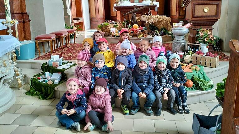 Die Kinder des Kindergartens Traustadt am Erntedank-Altar in der Kirche St. Kilian. Die Kinder des Kindergartens Traustadt am Erntedank-Altar in der Kirche St. Kilian.