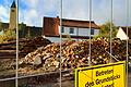 Das halbe Haus in der Rhönstraße ist weg. Nur noch Baumaterial liegt, inzwischen geordnet, auf dem Grundstück. Wie lange noch, fragt sich mancher Anwohner.