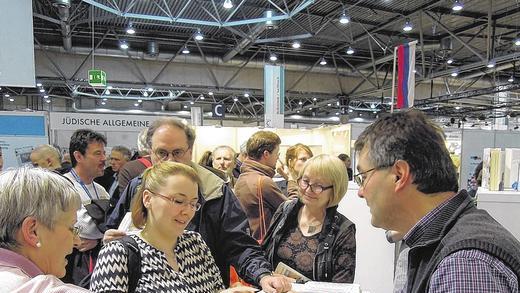 Autogrammstunde: Johannes Reichert bei der Buchmesse in Leipzig am Israel-Stand. Er signiert sein Buch &bdquo;Mit dem Rad durch Israel&ldquo;.