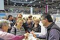 Autogrammstunde: Johannes Reichert bei der Buchmesse in Leipzig am Israel-Stand. Er signiert sein Buch &bdquo;Mit dem Rad durch Israel&ldquo;.