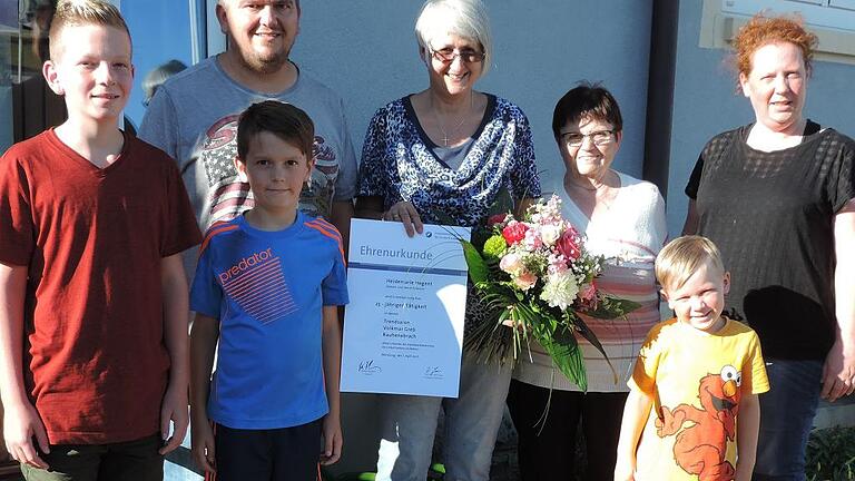 25 Jahre im selben Friseur-Salon - (ki) Für ihre 25-jährige Betriebszugehörigkeit zum Friseur-Salon Greb in Untersteinbach wurde Heidemarie Hegent (62 Jahre) aus Ebrach durch den Betriebsinhaber und Friseurmeister Volkmar Greb geehrt. Heidemarie Hegent, die seit 1992 beim Trend-Salon Greb beschäftigt ist, erlernte das Friseurhandwerk schon mit 16 Jahren und zwar beim Salon Dürner in Wiesentheid (von 1971 bis 1975). Danach war sie in den Jahren 1978/79 beim Friseur-Salon Schramm in Bamberg als Friseurin tätig. Von 1988 bis 1992 arbeitete sie im Salon Steinruck in Ebrach als Friseuse. Danach kam sie zum Friseur-Salon Greb nach Untersteinbach. Heidemarie Hegent arbeitet gerne hier, wegen des guten Betriebsklimas. Als Jubiläumsgeschenk erhielt sie einen Blumenstrauß, sowie eine Urkunde der Handwerkskammer von Unterfranken überreicht. Außerdem übergab Firmenchef, Volkmar Greb, einen Friseurkorb nebst Inhalt an die Jubilarin, an der er vor allem ihre Zuverlässigkeit, Gewissenhaftigkeit und große Fachkompetenz schätzt. 25 Jahre im selben Friseur-Salon - (ki) Für ihre 25-jährige Betriebszugehörigkeit zum Friseur-Salon Greb in Untersteinbach wurde Heidemarie Hegent (62 Jahre) aus Ebrach durch den Betriebsinhaber und Friseurmeister Volkmar Greb geehrt. Heidemarie Hegent, die seit 1992 beim Trend-Salon Greb beschäftigt ist, erlernte das Friseurhandwerk schon mit 16 Jahren und zwar beim Salon Dürner in Wiesentheid (von 1971 bis 1975). Danach war sie in den Jahren 1978/79 beim Friseur-Salon Schramm in Bamberg als Friseurin tätig. Von 1988 bis 1992 arbeitete sie im Salon Steinruck in Ebrach als Friseuse. Danach kam sie zum Friseur-Salon Greb nach Untersteinbach. Heidemarie Hegent arbeitet gerne hier, wegen des guten Betriebsklimas. Als Jubiläumsgeschenk erhielt sie einen Blumenstrauß, sowie eine Urkunde der Handwerkskammer von Unterfranken überreicht. Außerdem übergab Firmenchef, Volkmar Greb, einen Friseurkorb nebst Inhalt an die Jubilarin, an der er vor allem ihre Zuverlässigkeit, Gewissenhaftigkeit und große Fachkompetenz schätzt.