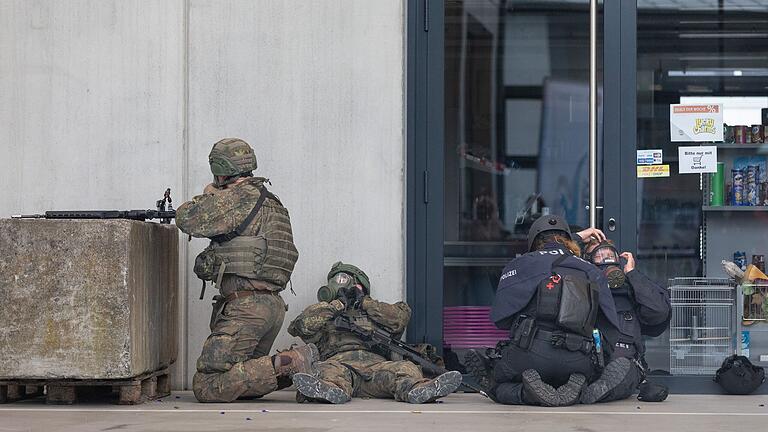 Bei der Übung ging es unter anderem um die Versorgung von Verletzten und den Schutz vor chemischen Kampfstoffen. Bei der Übung ging es unter anderem um die Versorgung von Verletzten und den Schutz vor chemischen Kampfstoffen.
