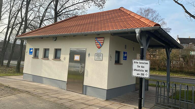 Nach der Generalsanierung erstrahlt das Toilettenhäuschen an der Mainlände in neuem Glanz. In wenigen Tagen wird es eröffnet.