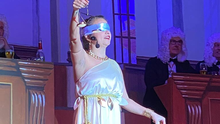 Elferratssitzung des BTC Garitz 2025 - „Justitia“ Steffi Wegmann hat zwar verbundene Augen, aber sie hat trotzdem peinlich genau hingeschaut. Elferratssitzung des BTC Garitz 2025 - „Justitia“ Steffi Wegmann hat zwar verbundene Augen, aber sie hat trotzdem peinlich genau hingeschaut.