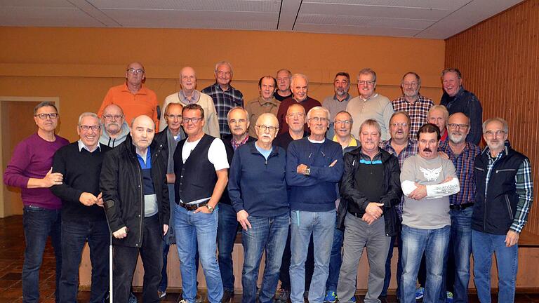 Die ' Legenden' des SV Wildflecken trafen sich im Sportheim, um in Erinnerungen zu schwelgen. (hintere Reihe von links) Michael Dömling, Walter Gutmann, Kurt Seitz, Siegfried Fonfara, Peter Wachsmann, Walter Grünewald, Jürgen Peterek, Bernhard Kleinheinz, Joachim Plobner, Klaus Richter, (vordere Reihe von links): Harald Möller, Dieter Bootz, Hubert Schumm (Trainer/Betreuer), Günther Wirth, Werner Eger, Arno Ewald, Norbert Helfrich, Kurt Raab, Klaus Rosin, Gunther Groß, Herbert Vogt, Karl-Hein...       -  Die ' Legenden' des SV Wildflecken trafen sich im Sportheim, um in Erinnerungen zu schwelgen. (hintere Reihe von links) Michael Dömling, Walter Gutmann, Kurt Seitz, Siegfried Fonfara, Peter Wachsmann, Walter Grünewald, Jürgen Peterek, Bernhard Kleinheinz, Joachim Plobner, Klaus Richter, (vordere Reihe von links): Harald Möller, Dieter Bootz, Hubert Schumm (Trainer/Betreuer), Günther Wirth, Werner Eger, Arno Ewald, Norbert Helfrich, Kurt Raab, Klaus Rosin, Gunther Groß, Herbert Vogt, Karl-Heinz Klüsener, Axel Büttner (Fan), Wolfgang Martin, Herbert Vorndran, Albin Kleinheinz und Thomas Helfrich. Später stießen noch Richard Rüttiger, Gerd Strömel und Karl-Heinz Strömel dazu. Foto: Thomas Helfrich