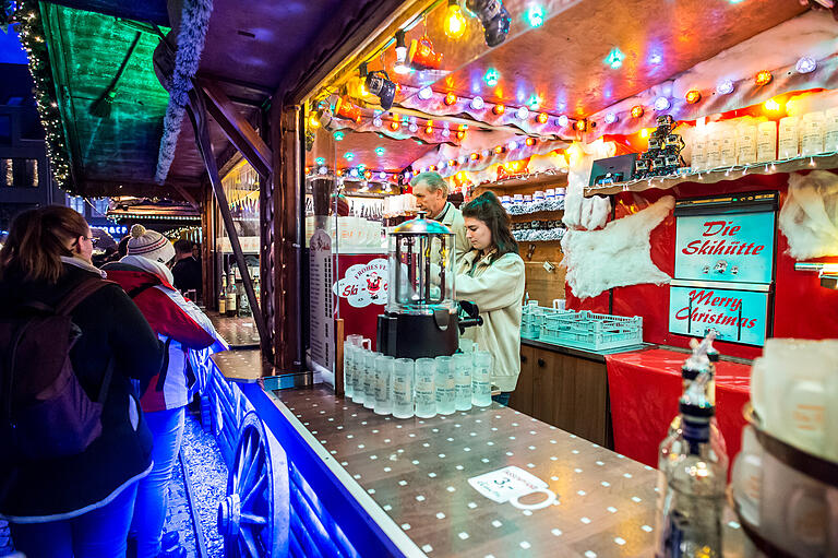 Reporter in Betrieb: Lisa Waschbusch schenkt auf dem Weihnachtsmarkt fleißig Glühwein nach. Reporter in Betrieb: Lisa Waschbusch schenkt auf dem Weihnachtsmarkt fleißig Glühwein nach. 