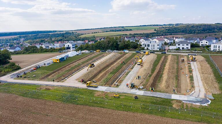In zwei der jeweils 70 Meter langen Gräben auf der Baustelle in Güntersleben werden Erdkabel simuliert, der dritte Graben bleibt leer. In zwei der jeweils 70 Meter langen Gräben auf der Baustelle in Güntersleben werden Erdkabel simuliert, der dritte Graben bleibt leer.