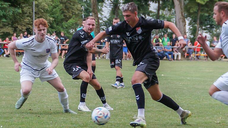 Vom Auftritt von Andre Rumpel (am Ball) im Spiel gegen den FC Eintracht Bamberg war Victor Kleinhenz, der Trainer des TSV Aubstadt, angetan. Vom Auftritt von Andre Rumpel (am Ball) im Spiel gegen den FC Eintracht Bamberg war Victor Kleinhenz, der Trainer des TSV Aubstadt, angetan.