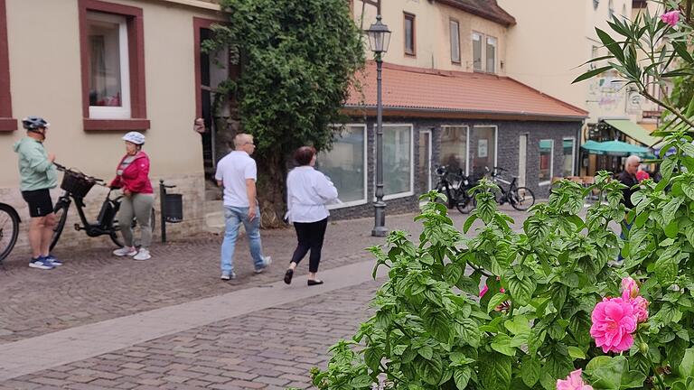 Bei der Verbreiterung der damaligen Lattengasse, der heutigen Lohrtorstraße, war ein schmaler Grünstreifen übrig geblieben. Er wurde vermutlich kurz vor oder kurz nach dem Zweiten Weltkrieg mit zwei eingeschossigen Läden bebaut. Thomas Schneider machte aus den beiden Objekten eines und verkaufte dort ab 1991 Tabak, Zeitschriften und Wein. Bei der Verbreiterung der damaligen Lattengasse, der heutigen Lohrtorstraße, war ein schmaler Grünstreifen übrig geblieben. Er wurde vermutlich kurz vor oder kurz nach dem Zweiten Weltkrieg mit zwei eingeschossigen Läden bebaut. Thomas Schneider machte aus den beiden Objekten eines und verkaufte dort ab 1991 Tabak, Zeitschriften und Wein.