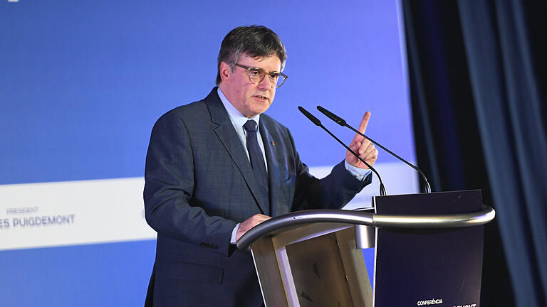 Pressekonferenz von Puigdemont.jpeg       -  Wird per Haftbefehl gesucht: Carles Puigdemont, Ex-Regionalregierungschef von Katalonien,