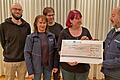 Der Chor „Spirit of Joy“ hat dem Malteser-Hilfsdienst in Estenfeld eine Spende von 1000 Euro übergeben (von links): Chorleiter Elias Wolf, Christiane Witkovsky, Elke Ackermann vom Orga-Team des Chors, Chor-Ansprechpartnerin Stephanie God und Ortsbeauftragter Klaus Will vom Malteser Hilfsdienst.