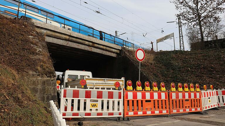 Während die Züge weiter fahren, ist der Bereich um die alte Eisenbahnbrücke in Marktbreit gesperrt. Während die Züge weiter fahren, ist der Bereich um die alte Eisenbahnbrücke in Marktbreit gesperrt.