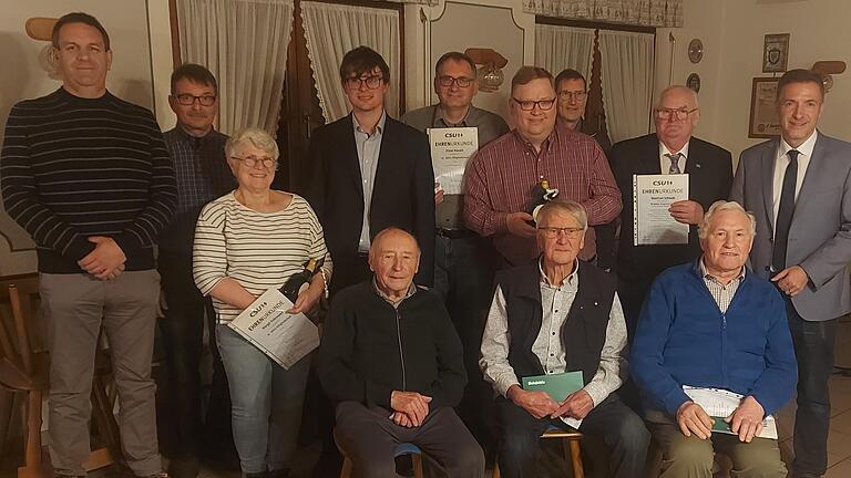 Die geehrten Mitglieder des CSU-Ortsverbandes Bischbrunn-Oberndorf mit dem CSU-Kreisvorsitzenden Thorsten Schwab (rechts) und dem Ortsvorsitzenden Matthias Herbert (Vierter von links) Die geehrten Mitglieder des CSU-Ortsverbandes Bischbrunn-Oberndorf mit dem CSU-Kreisvorsitzenden Thorsten Schwab (rechts) und dem Ortsvorsitzenden Matthias Herbert (Vierter von links)