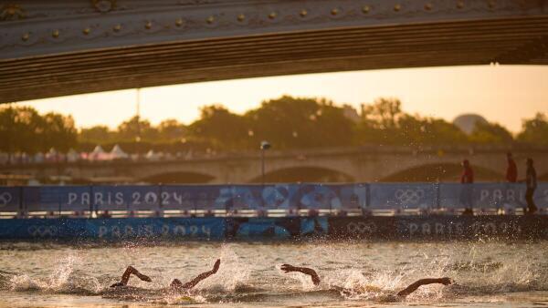 Paris 2024 - Freiwasserschwimmen - Die Langstreckenschwimmerinnen mussten sich in der Seine immer wieder gegen die starke Strömung behaupten. Paris 2024 - Freiwasserschwimmen - Die Langstreckenschwimmerinnen mussten sich in der Seine immer wieder gegen die starke Strömung behaupten.