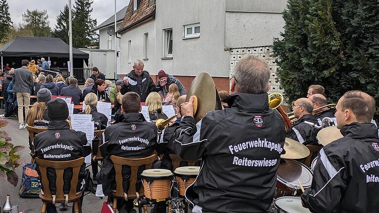 Mit zünftiger Blasmusik der Feuerwehrkapelle Reiterswiesen feierten die Einheimischen mit einem Ortsfest auf Einladung des CSU-Ortsverbandes den Neubau ihrer Stempes-Brücke.       -  Mit zünftiger Blasmusik der Feuerwehrkapelle Reiterswiesen feierten die Einheimischen mit einem Ortsfest auf Einladung des CSU-Ortsverbandes den Neubau ihrer Stempes-Brücke.