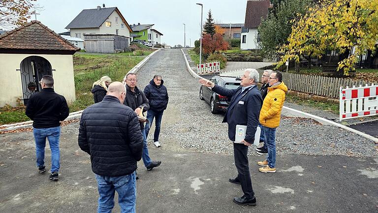 Nicht zufrieden zeigten sich Ortssprecher Andreas Leibold und Bürgermeister Jürgen Hennemann (Erster und Dritter von rechts) sowie die Mitglieder des Gremiums über die Verzögerung bei der Asphaltierung im Baugebiet 'Stolzenrangen' in Reutersbrunn.